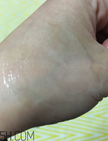 蘭蔻美膚修護(hù)精華乳有刺激嗎？適合敏感肌嗎？