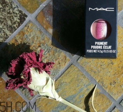 mac人魚姬眼影飛粉嗎？mac魅可人魚姬眼影粉持久嗎