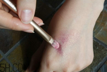 mac人魚姬眼影飛粉嗎？mac魅可人魚姬眼影粉持久嗎