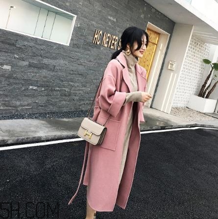 粉色大衣配什么顏色包包？粉色大衣搭配什么包？