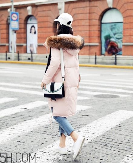 粉色羽絨服配什么褲子？粉色羽絨服搭配什么褲子好看？