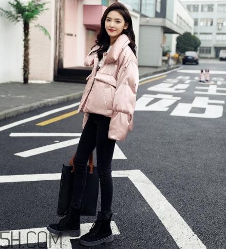 粉色羽絨服配什么褲子？粉色羽絨服搭配什么褲子好看？