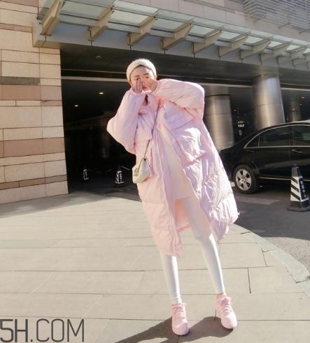 粉色羽絨服配什么褲子？粉色羽絨服搭配什么褲子好看？