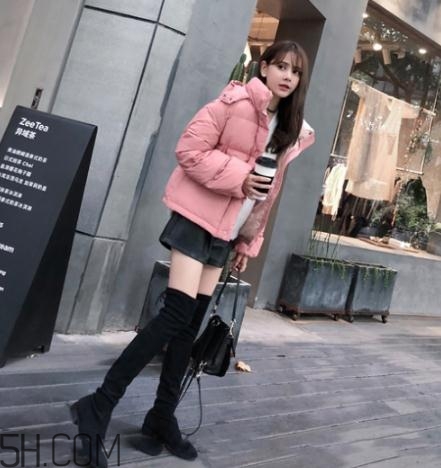 粉色羽絨服配什么褲子？粉色羽絨服搭配什么褲子好看？