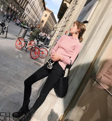 粉色毛衣搭配什么下身？粉色毛衣下面怎么搭配？