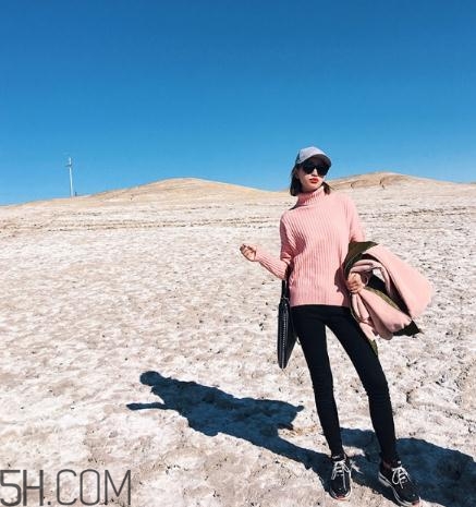 粉色毛衣搭配什么下身？粉色毛衣下面怎么搭配？