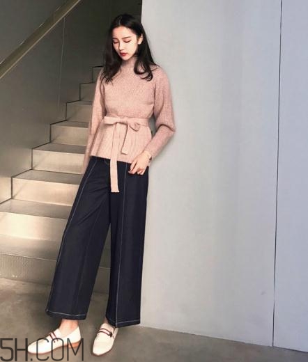 粉色毛衣搭配什么下身？粉色毛衣下面怎么搭配？