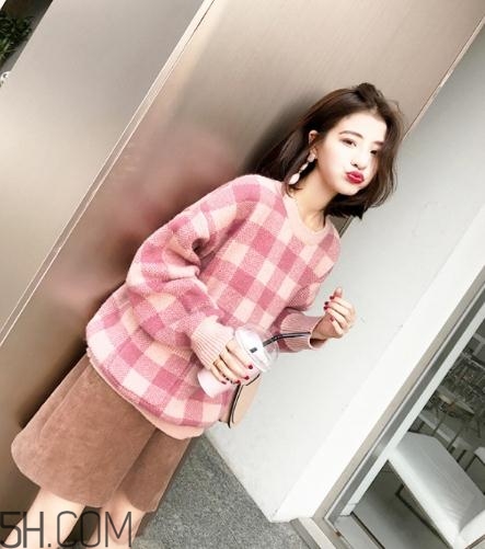 粉色毛衣搭配什么下身？粉色毛衣下面怎么搭配？