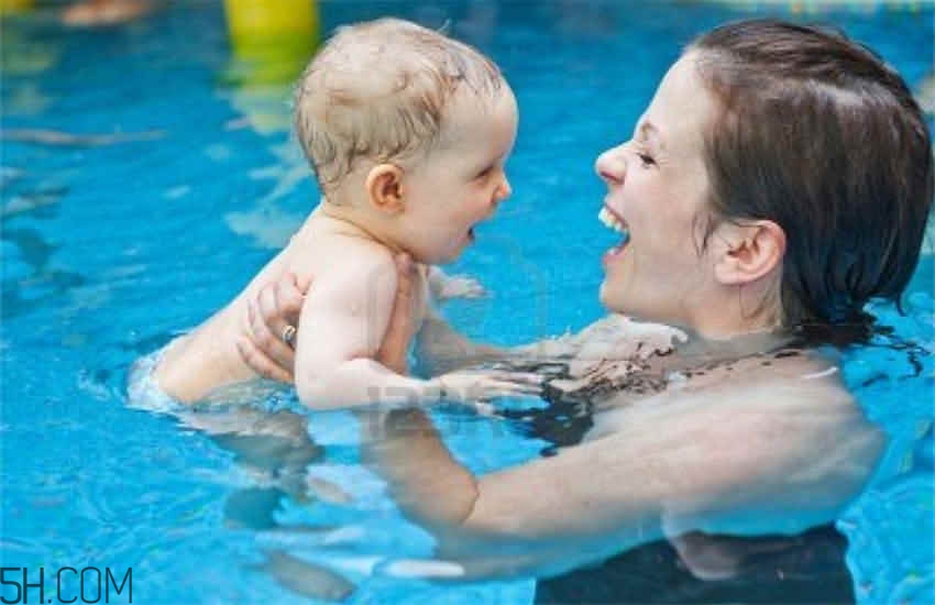 嬰幼兒睡覺翻白眼是怎么回事？寶寶學(xué)游泳有哪些講究？