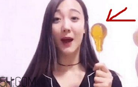 燈泡糖放進嘴巴為什么拿不出來？燈泡棒棒糖怎么拿出來？