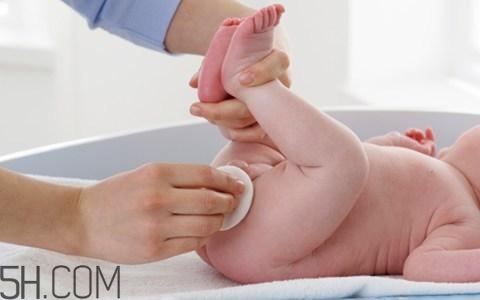 新生兒眼屎又多又黃是怎么回事？新生兒何時(shí)能坐飛機(jī)？