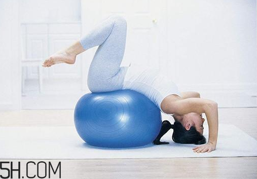 瑜伽球功能大全 瑜伽球打氣方法和氣量標準 瑜伽球功能大全 瑜伽球打氣方法和氣量標準
