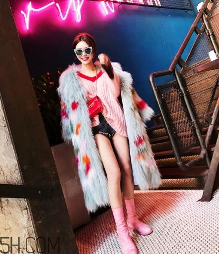 粉色內(nèi)搭怎么配外套？冬季也要風度與溫度共存