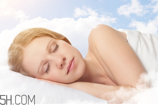 睡眠面膜和貼片面膜哪個效果好？貼片面膜和睡眠面膜有什么區(qū)別？