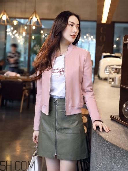 粉色皮衣怎么搭配好看？甜美機(jī)車少女風(fēng)