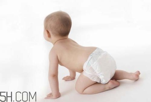 寶寶腿紋不對稱是怎么回事？嬰幼兒的生長發(fā)育標(biāo)準(zhǔn)是怎樣的？