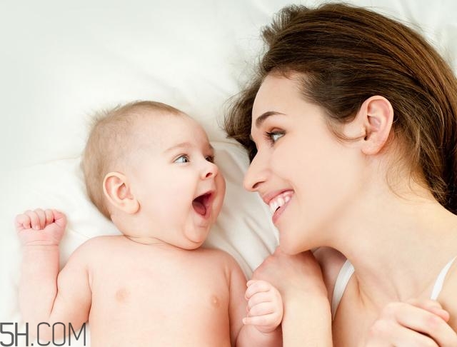 寶寶腿紋不對稱是怎么回事？嬰幼兒的生長發(fā)育標(biāo)準(zhǔn)是怎樣的？
