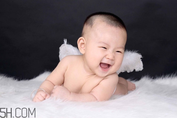 寶寶腿紋不對稱是怎么回事？嬰幼兒的生長發(fā)育標(biāo)準(zhǔn)是怎樣的？