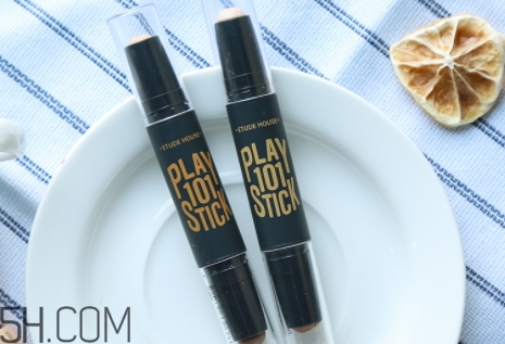 修容棒和遮瑕棒的區(qū)別 用途手法不一樣 修容棒和遮瑕棒的區(qū)別 用途手法不一樣