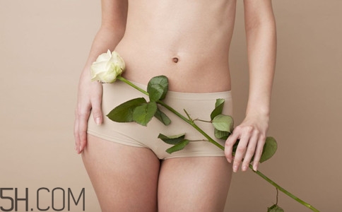 女性小便發(fā)黃是怎么回事？女性小便發(fā)黃有異味的原因有哪些？
