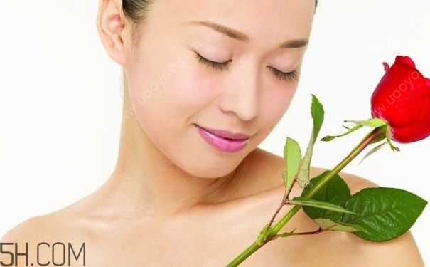 女性小便發(fā)黃是怎么回事？女性小便發(fā)黃有異味的原因有哪些？