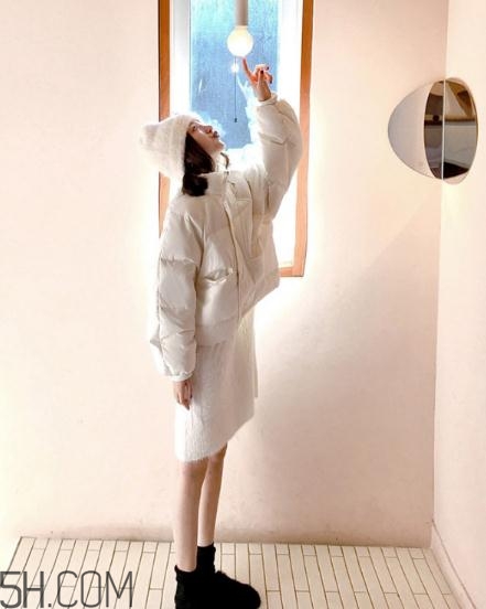 白色面包服怎么搭配？可愛與時尚并存的冬日穿搭
