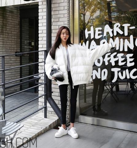 白色面包服怎么搭配？可愛與時尚并存的冬日穿搭