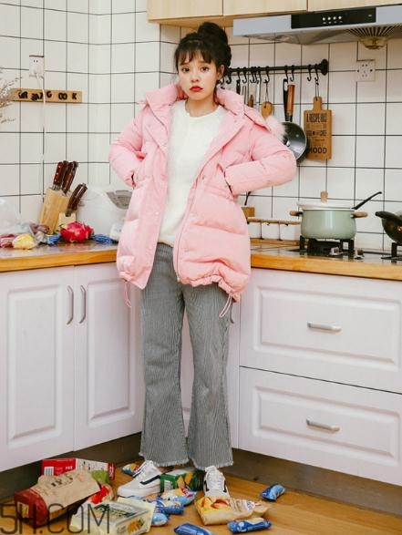 粉色面包服配什么褲子？少女心爆棚的經(jīng)典搭配