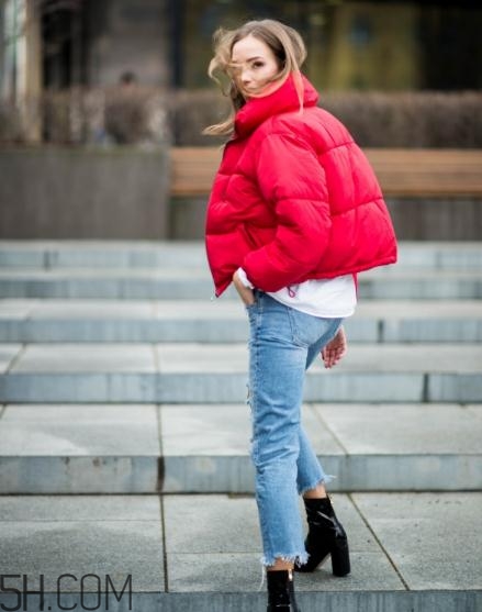 紅色面包服怎么搭配？給寒冷的冬天帶來一絲熱情