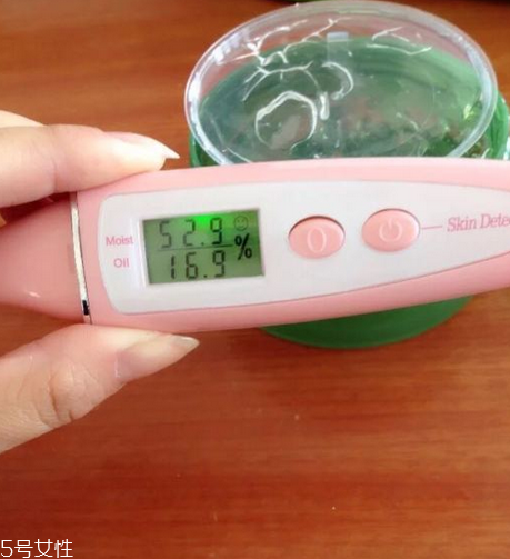 得鮮蘆薈膠含酒精嗎？蘆薈膠當(dāng)睡眠面膜的作用
