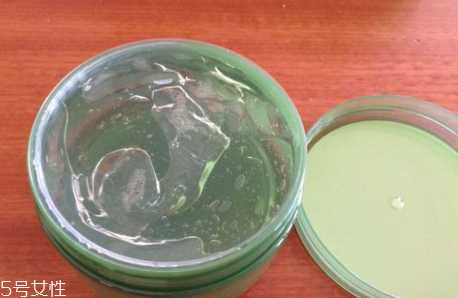 得鮮蘆薈膠含酒精嗎？蘆薈膠當(dāng)睡眠面膜的作用