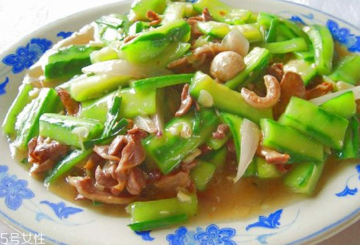 絲瓜的土腥味怎么去除？絲瓜切后不變色小技巧