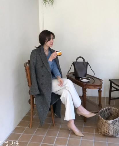 灰色大衣配什么顏色的毛衣？分分鐘穿出高級(jí)范兒