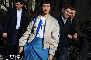 飛行員夾克里面穿什么？溫暖時尚兩不誤