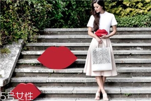 lulu guinness是什么牌子？明星網(wǎng)紅都愛(ài)的紅唇包