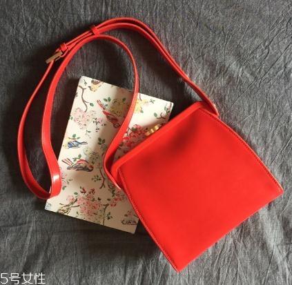 露露guinness什么檔次？這款紅唇包再不買就out了