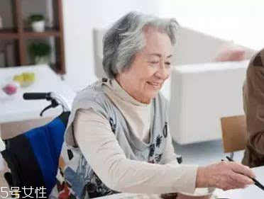 加齡臭怎么去除？老人氣治療應(yīng)內(nèi)外兼修