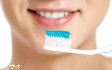 牙結石能自動脫落嗎？除了洗牙別無他法