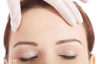 額頭毛孔粗大用什么護(hù)膚品？額頭毛孔粗大和出油有關(guān)系