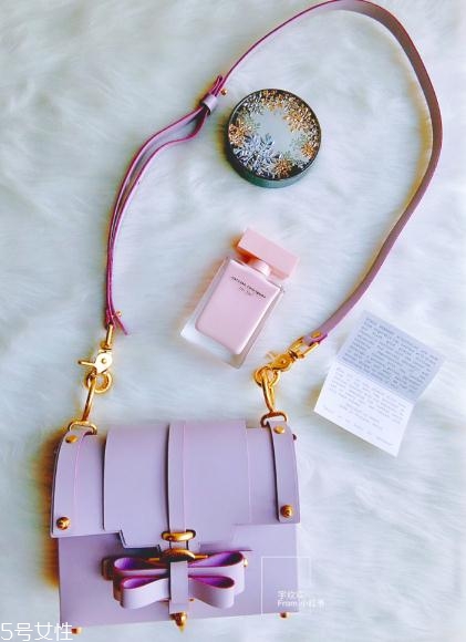 niels peeraer包包怎么樣？沉浸在它的粉色夢(mèng)幻中