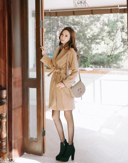 卡其色大衣配什么包包？這樣搭配高貴優(yōu)雅