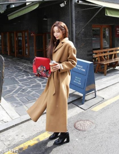 卡其色大衣配什么包包？這樣搭配高貴優(yōu)雅