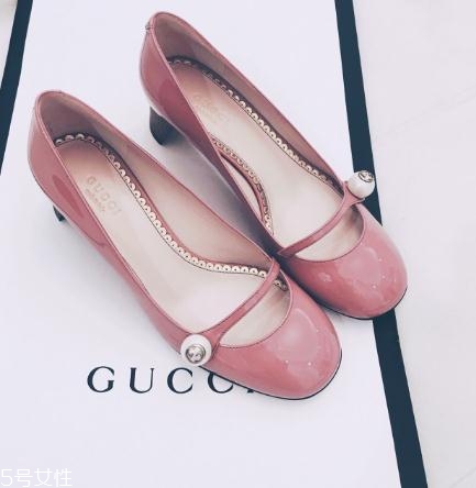 gucci鞋子一般多少錢？風(fēng)靡時(shí)尚界的潮流經(jīng)典