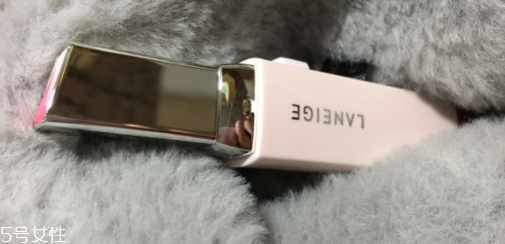 蘭芝V型唇膏01號(hào)色是什么樣的？淡粉色很溫婉