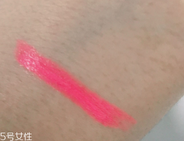 蘭芝V型唇膏01號(hào)色是什么樣的？淡粉色很溫婉