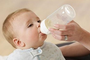 如何逐漸減少母乳的次數(shù)？轉(zhuǎn)移注意力很管用