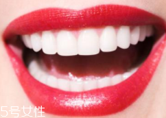 牙齒發(fā)黃是天生的嗎？只是你刷牙偷懶了