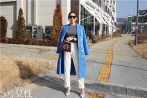 藍(lán)色大衣搭配什么包包？為你凹足造型感