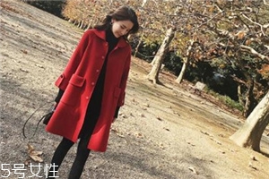大紅色大衣配什么顏色毛衣？新年就要中國紅