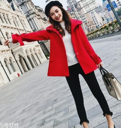 大紅色大衣配什么顏色毛衣？新年就要中國紅